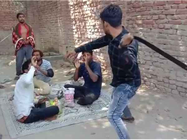 Viral Video of beat the workers who eat in holy place Viral Video of beat the workers who eat in holy place