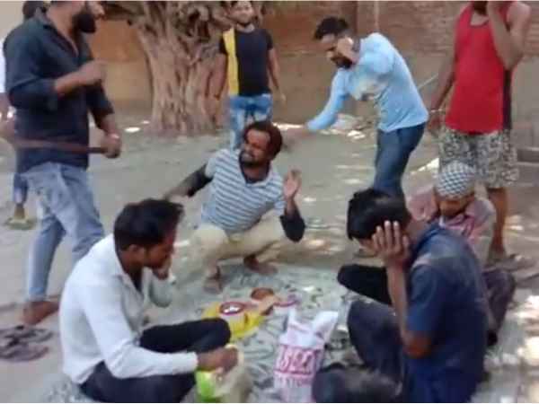 Viral Video of beat the workers who eat in holy place Viral Video of beat the workers who eat in holy place
