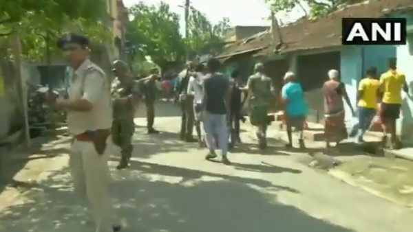 दोनों तरफ से देसी बम चले और पथराव किया गया