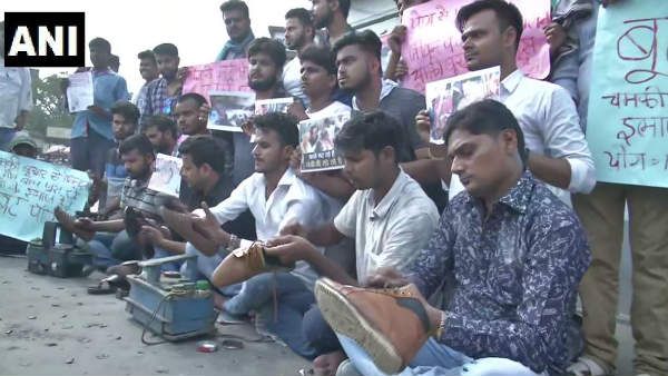 बिहार: चमकी पीड़ितों की मदद के लिए जनाधिकार छात्र परिषद ने किया बूट पॉलिश बिहार: चमकी पीड़ितों की मदद के लिए जनाधिकार छात्र परिषद ने किया बूट पॉलिश