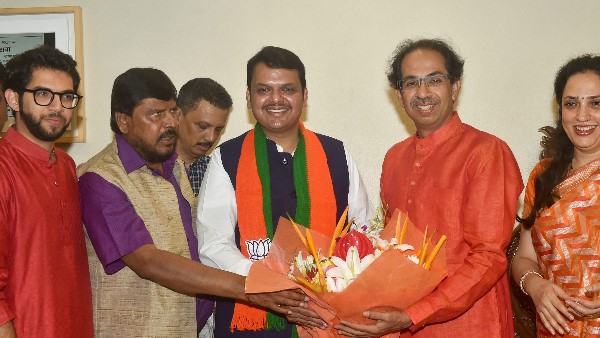 सीएम की कुर्सी को लेकर दोनों में पेंच फंसा है
