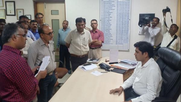 BJP Corporators husband slapped deputy engineer in rajkot BJP Corporators husband slapped deputy engineer in rajkot