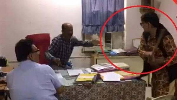 डर के मारे चैंबर छोड़कर निकल गए अधिकारी