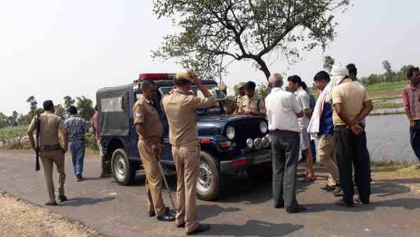 bank of india officer looted by hooligans bank of india officer looted by hooligans