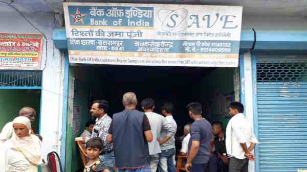 bank of india officer looted by hooligans bank of india officer looted by hooligans