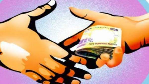गाय छोड़ने के लिए रिश्वत लेने का था आरोप