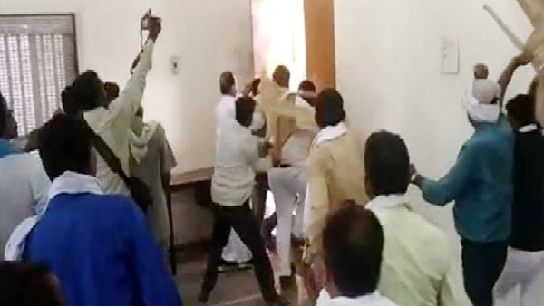 VIDEO: बसपा की समीक्षा बैठक में कार्यकर्ताओं ने नेताओं को दौड़ा-दौड़ाकर पीटा, फाड़े कपड़े VIDEO: बसपा की समीक्षा बैठक में कार्यकर्ताओं ने नेताओं को दौड़ा-दौड़ाकर पीटा, फाड़े कपड़े