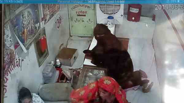 woman theif under the burkha theft lakhs of jewellery from the shop woman theif under the burkha theft lakhs of jewellery from the shop