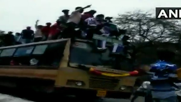 VIDEO: बस के उपर हुड़दंग मचा रहे थे छात्र, ब्रेक लगा तो गिरे VIDEO: बस के उपर हुड़दंग मचा रहे थे छात्र, ब्रेक लगा तो गिरे