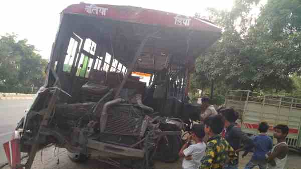 Three died in furious bus accident at lucknow kanpur highway Three died in furious bus accident at lucknow kanpur highway