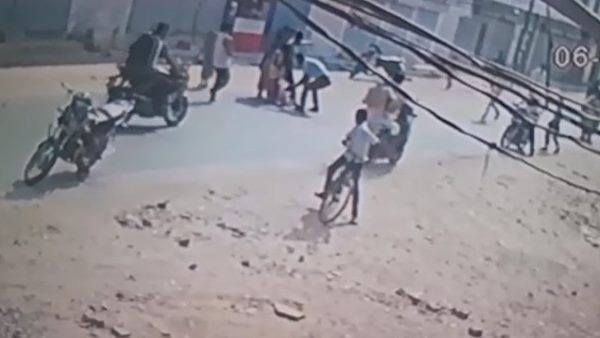 सावधानी से धीरे-धीरे सड़क पार कर रहा था परिवार