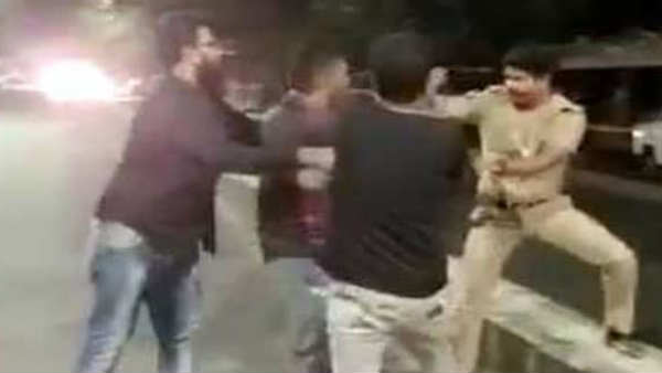 VIDEO: बीच सड़क पी रहे थे शराब, पुलिसवाले ने रोका तो पीट डाला VIDEO: बीच सड़क पी रहे थे शराब, पुलिसवाले ने रोका तो पीट डाला
