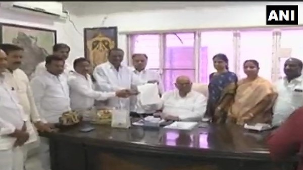 12 congress party MLAs meet Telangana Assembly Speaker, seeking a merger with TRS 12 congress party MLAs meet Telangana Assembly Speaker, seeking a merger with TRS