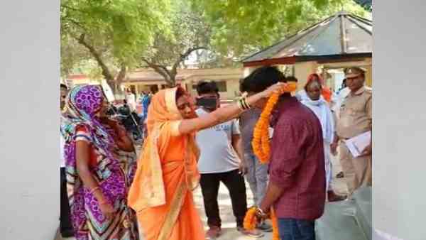 थाने में कराई दोनों की शादी