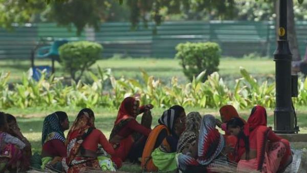 साल गुजर जाता पर कोई अपना मिलने नहीं आता