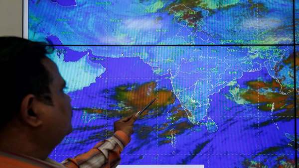 150 किलोमीटर प्रति घंटे से अधिक की गति से आगे बढ़ रहा तूफान