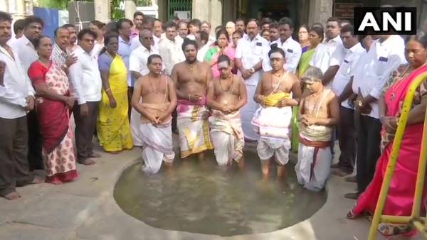 DMK stages protests against the acute water crisis in Tamil Nadu DMK stages protests against the acute water crisis in Tamil Nadu