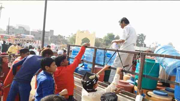 hindu people offered cold water to muslims during eid hindu people offered cold water to muslims during eid