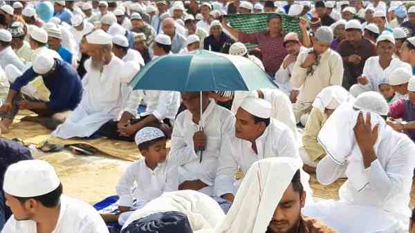 hindu people offered cold water to muslims during eid hindu people offered cold water to muslims during eid