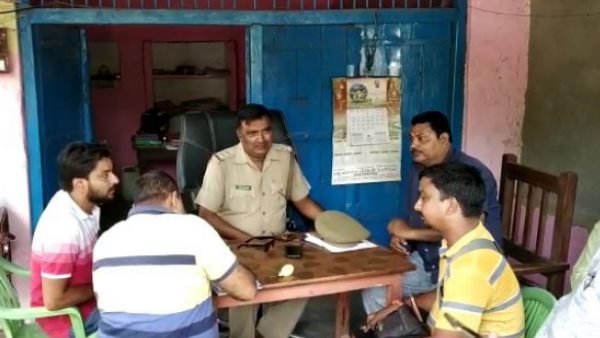 वाहनों की चेकिंग कर रही थी पुलिस