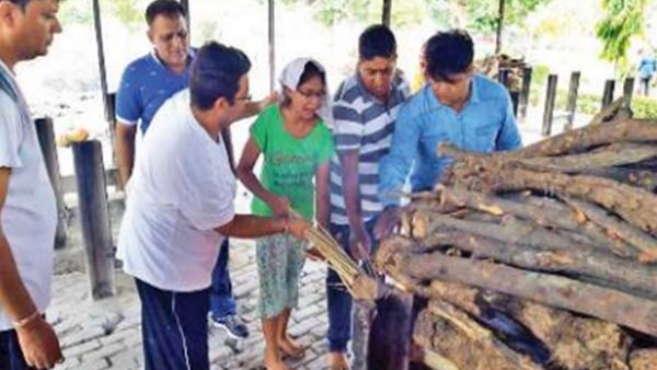 daughter perform last rites of her father on fathers day daughter perform last rites of her father on fathers day