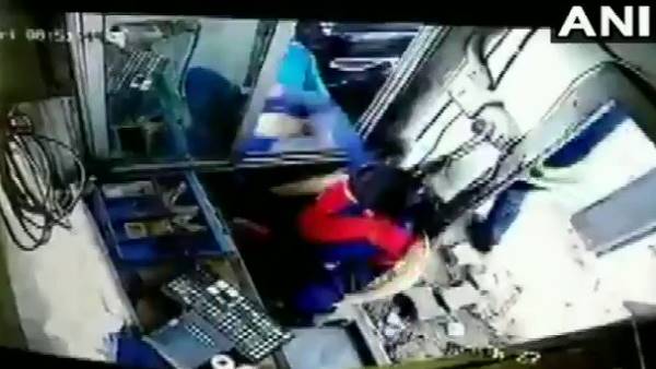 Gurgaon: Female toll collector assaulted and beaten up by a commuter, Watch Video Gurgaon: Female toll collector assaulted and beaten up by a commuter, Watch Video