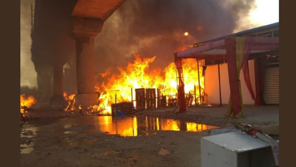 कालिंदी कुंज स्टेशन के पास फर्नीचर मार्केट में आग, मेट्रो ठप कालिंदी कुंज स्टेशन के पास फर्नीचर मार्केट में आग, मेट्रो ठप