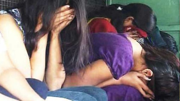 तीन होटलों में छापे