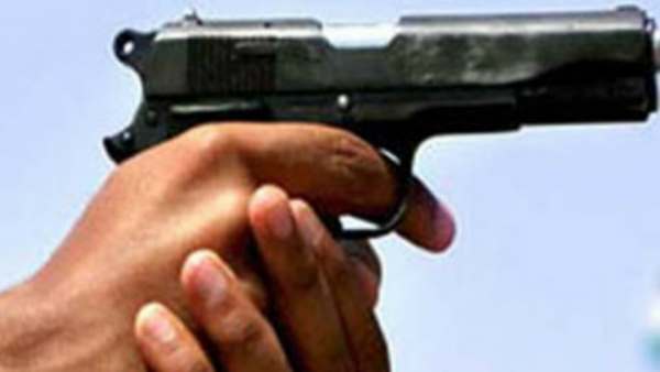प्रतीक के सीने में चली गोली