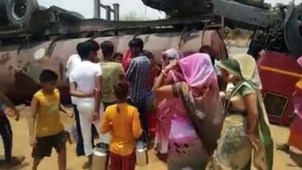 Ghee tanker overturned in Mordunga Village of Sikar, Video goes Viral in Losal Rajasthan Ghee tanker overturned in Mordunga Village of Sikar, Video goes Viral in Losal Rajasthan