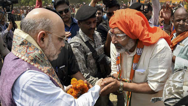 विवादों के कारण सुर्खियों में रहते हैं गिरिराज