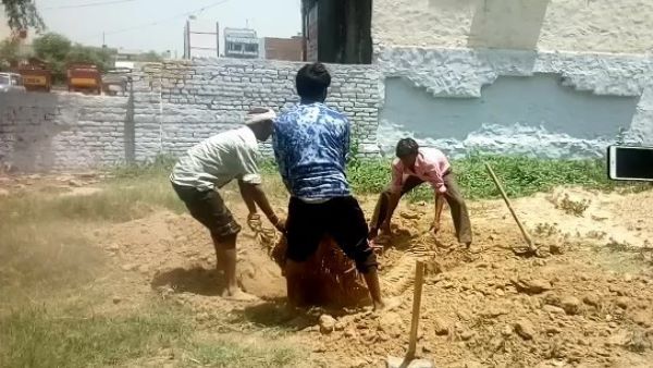 कब्र से निकाला गया शव