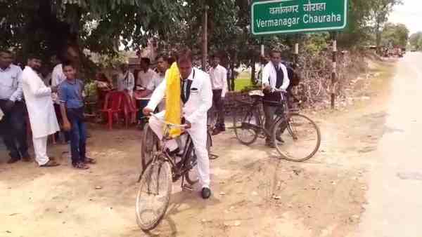 groom and baraati reached the bride home by cycle groom and baraati reached the bride home by cycle