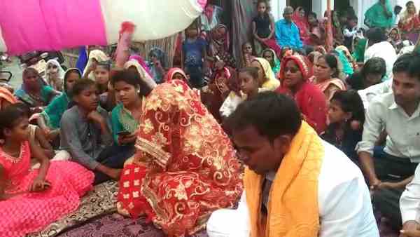 groom and baraati reached the bride home by cycle groom and baraati reached the bride home by cycle