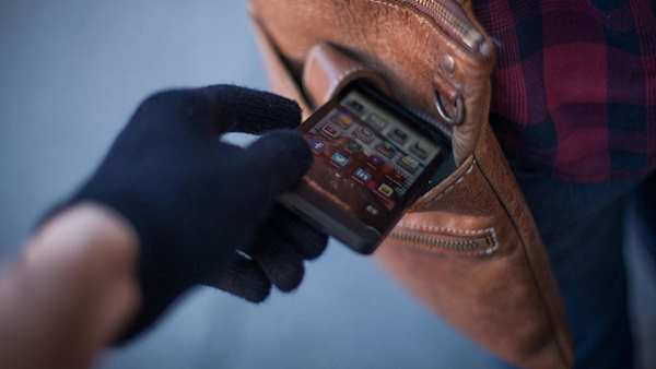 Surat Police catch a Mobile thief, who beaten-up by local People Surat Police catch a Mobile thief, who beaten-up by local People