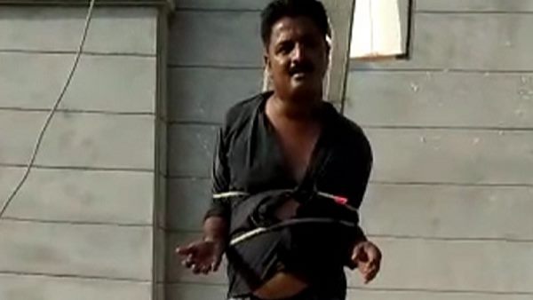 Public beaten A Liquor vendor in Gujarat, video viral Public beaten A Liquor vendor in Gujarat, video viral