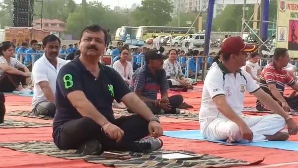 Gujarat News: BJP corporator caste in camera with Shoes at yoga program Gujarat News: BJP corporator caste in camera with Shoes at yoga program