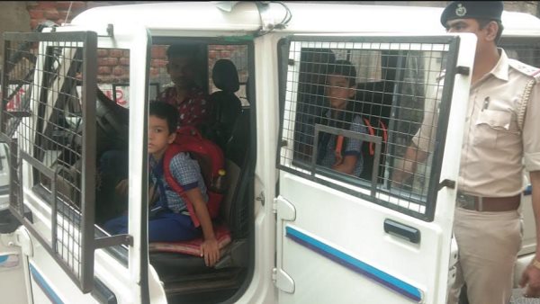 पुलिस ने विद्यार्थियों को उनके घरों से लिफ्ट दे स्कूल पहुंचाया