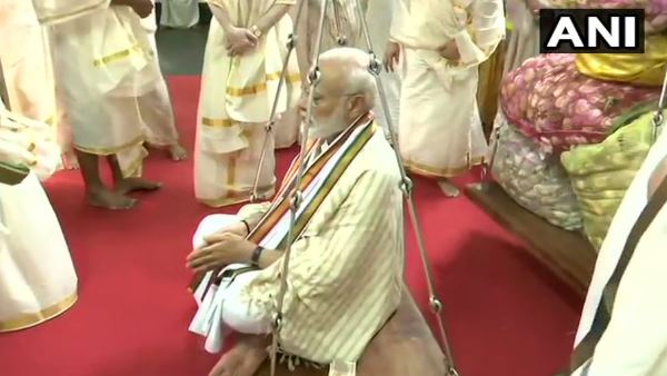 Narendra Modi did tuladan of lotus at Temple in Guruvayur of Thrissur Narendra Modi did tuladan of lotus at Temple in Guruvayur of Thrissur