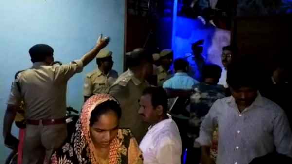 पूरे घर में एक के बाद एक बिखरी हुईं थी लाशें