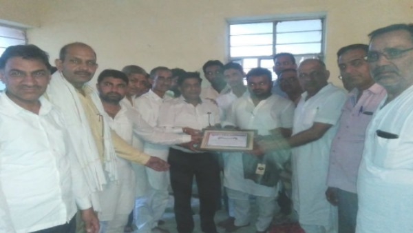 व्यापारियों ने किया सम्मानित, बोले-खुद आकर कर्ज चुकाना प्रशंसनीय कार्य