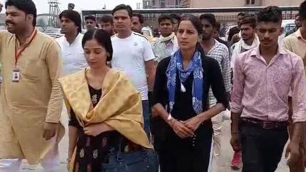 सरकारी नौकरी दिलाने की मांग