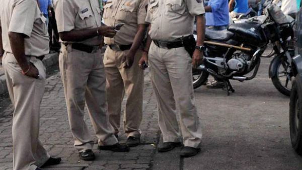 'आपत्तिजनक स्थिति में पकड़ा गया था कपल'