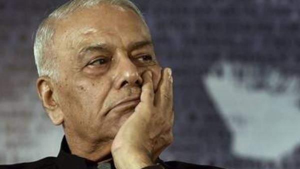 High drama enfolds at Srinagar airport as Yashwant Sinha refuses to leave High drama enfolds at Srinagar airport as Yashwant Sinha refuses to leave
