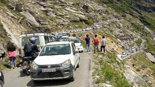 24 घंटे खुलेंगे पेट्रोल पंप, बड़ी बसें बैन करने की मांग