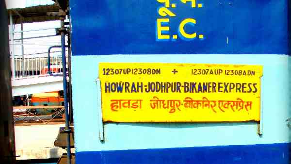 बच्ची को खिलाने के लिए बुलाया