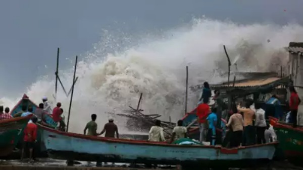 Cyclone Vayu Live Updates: Very severe storm moves away from Gujarat; Sea waves hits land Cyclone Vayu Live Updates: Very severe storm moves away from Gujarat; Sea waves hits land