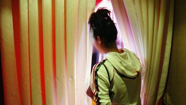 दो छात्रों के जाल में फंसी, वे ब्लैकमेल करने लगे