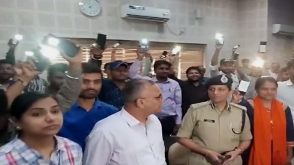 indore Crime Branch Found 83 Missing Mobile and returnd to owner indore Crime Branch Found 83 Missing Mobile and returnd to owner