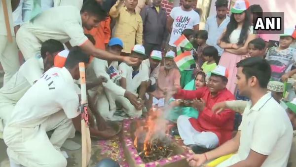 काशी में की गई विशेष आरती